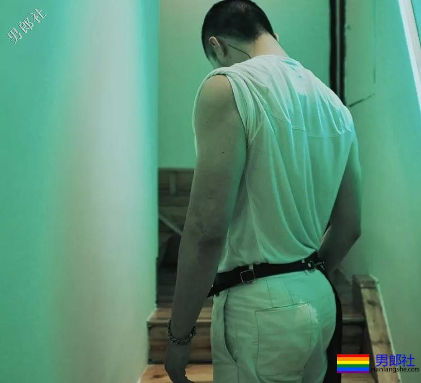 单眼皮肉壮痞帅小叔，摆出自己前凸后翘的身材在房间自拍！ - 51虹马