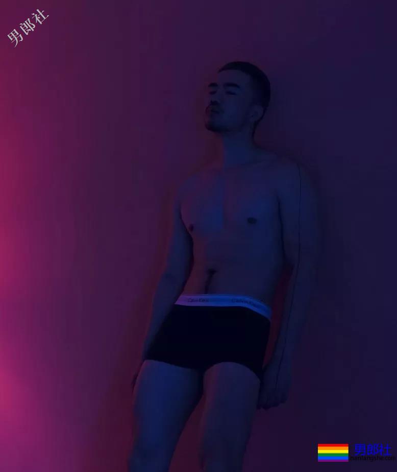 单眼皮肉壮痞帅小叔，摆出自己前凸后翘的身材在房间自拍！ - 51虹马