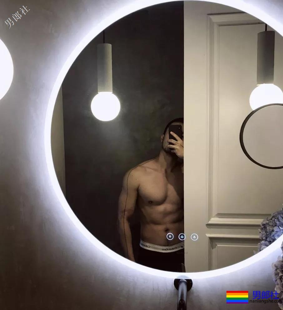 单眼皮肉壮痞帅小叔，摆出自己前凸后翘的身材在房间自拍！ - 51虹马