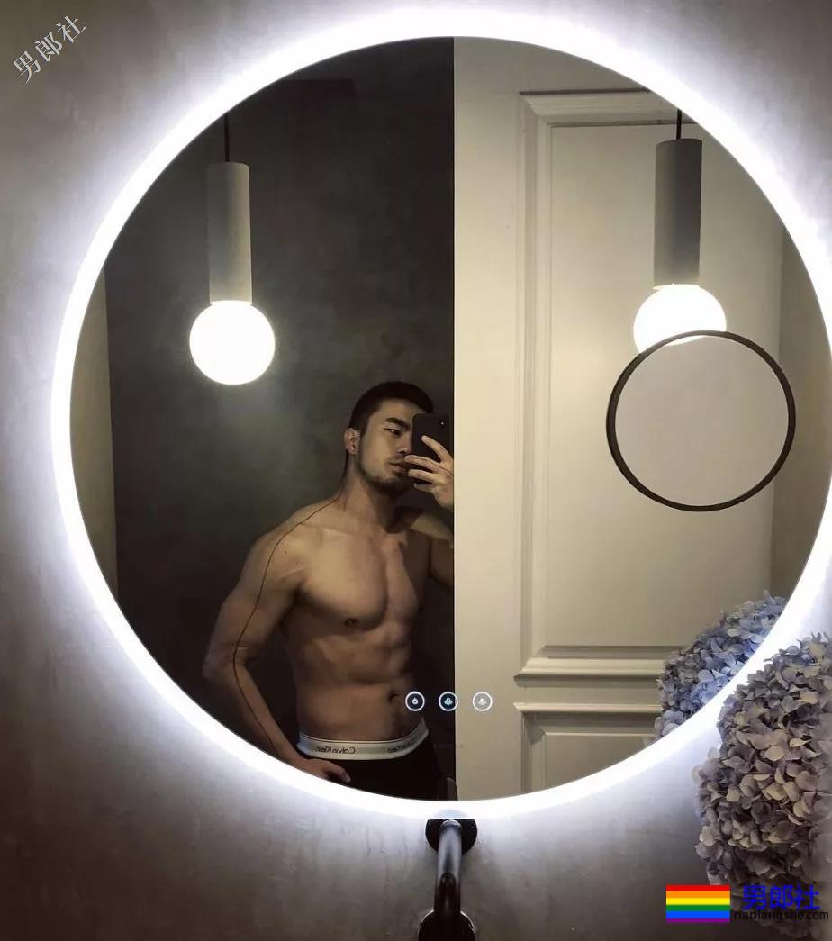 单眼皮肉壮痞帅小叔，摆出自己前凸后翘的身材在房间自拍！ - 51虹马