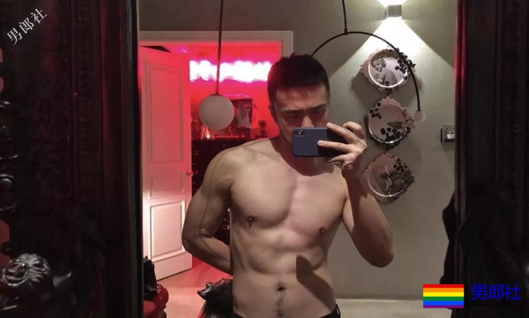 单眼皮肉壮痞帅小叔，摆出自己前凸后翘的身材在房间自拍！ - 51虹马