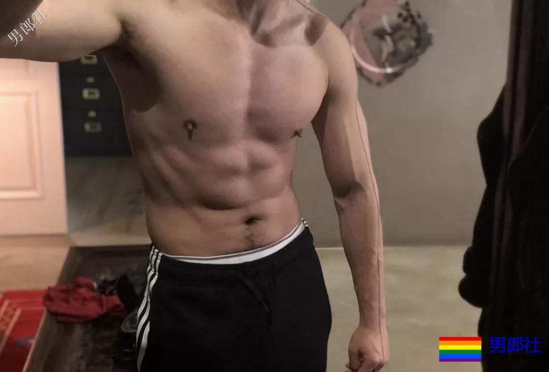 单眼皮肉壮痞帅小叔，摆出自己前凸后翘的身材在房间自拍！ - 51虹马