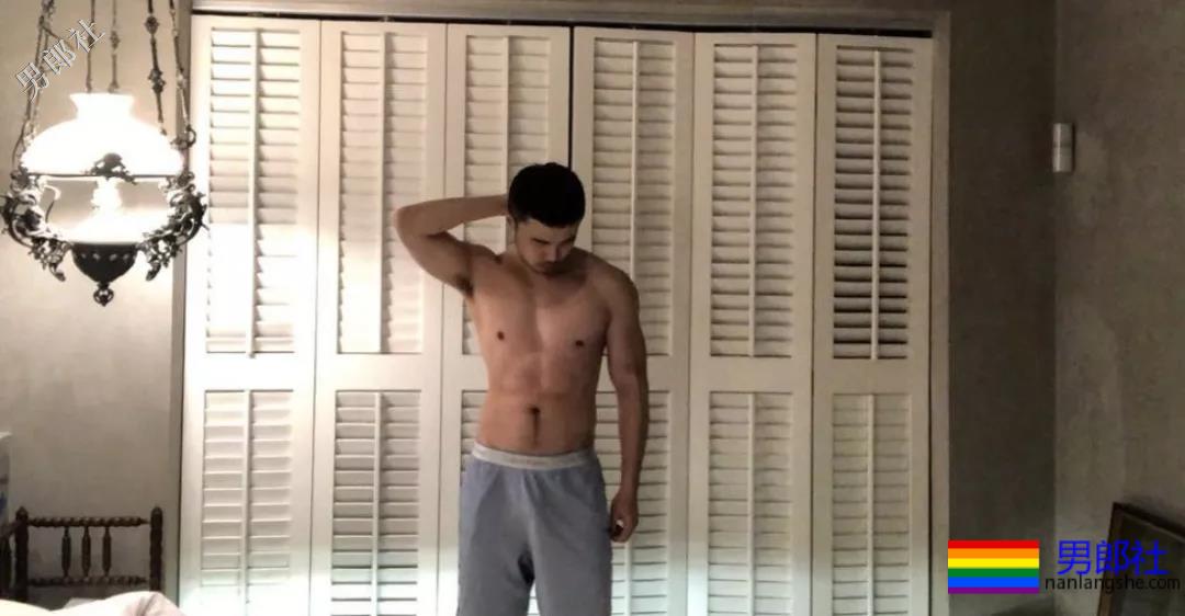 单眼皮肉壮痞帅小叔，摆出自己前凸后翘的身材在房间自拍！ - 51虹马