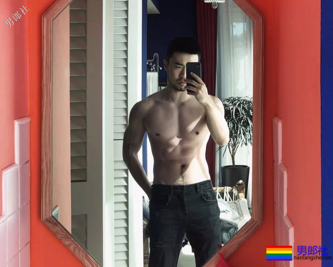 单眼皮肉壮痞帅小叔，摆出自己前凸后翘的身材在房间自拍！ - 51虹马