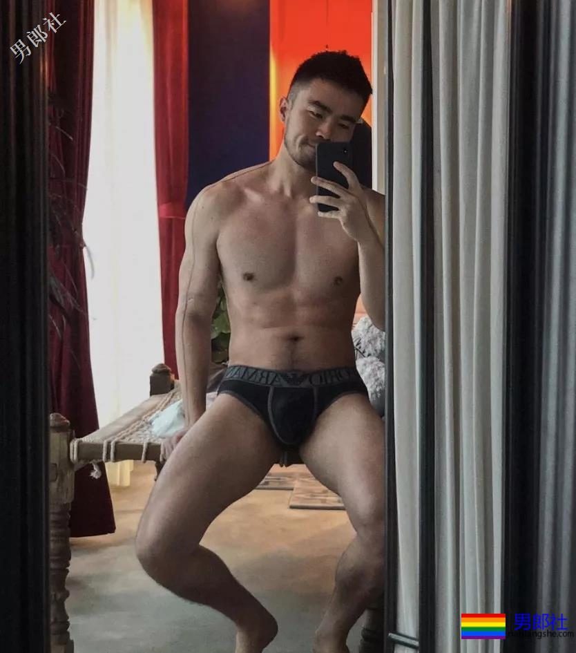 单眼皮肉壮痞帅小叔，摆出自己前凸后翘的身材在房间自拍！ - 51虹马