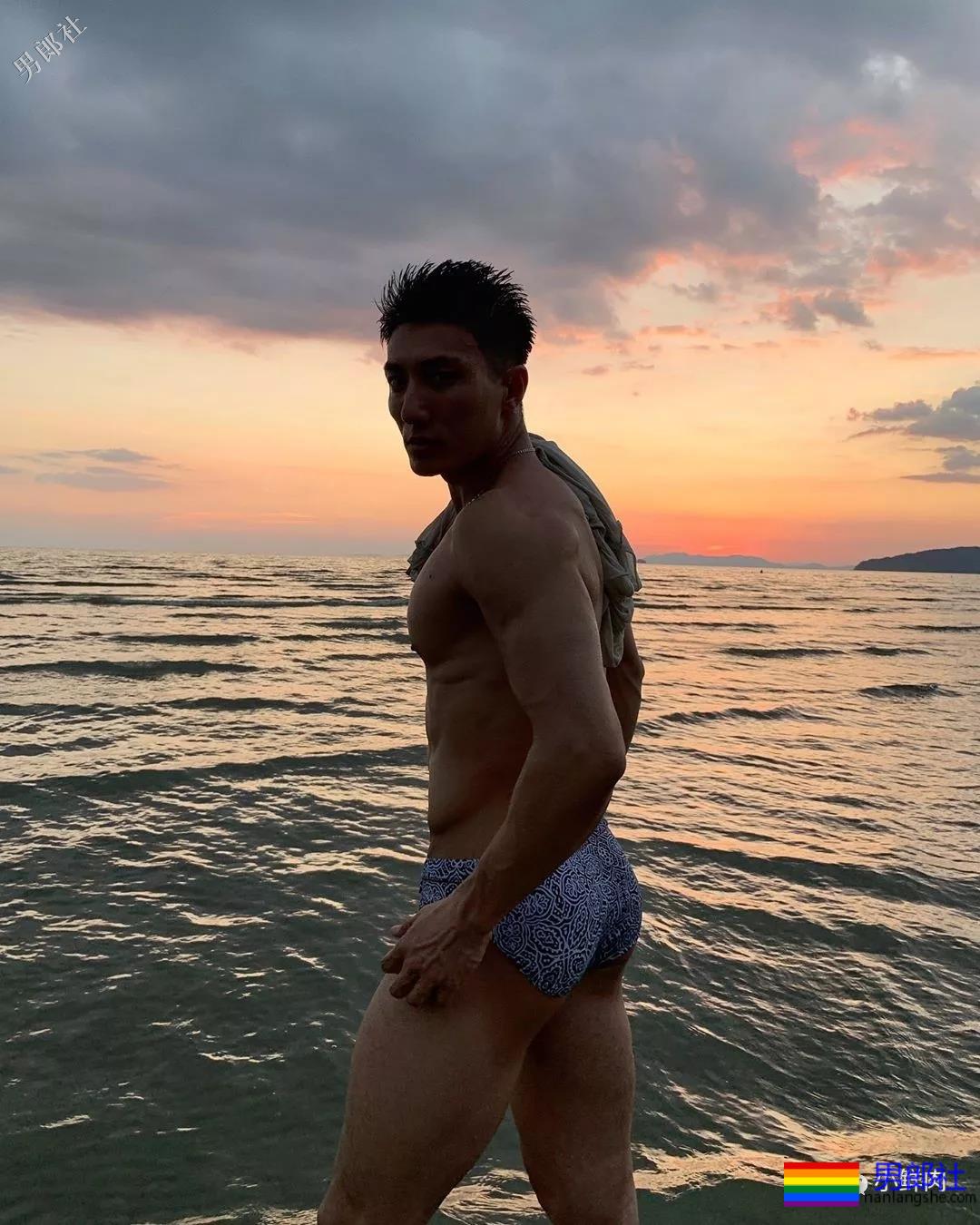 男模赵亮最新泳裤硬照一览，这谁能遭得住啊？ - 51虹马