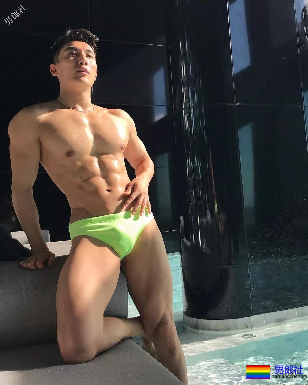 男模赵亮最新泳裤硬照一览，这谁能遭得住啊？ - 51虹马
