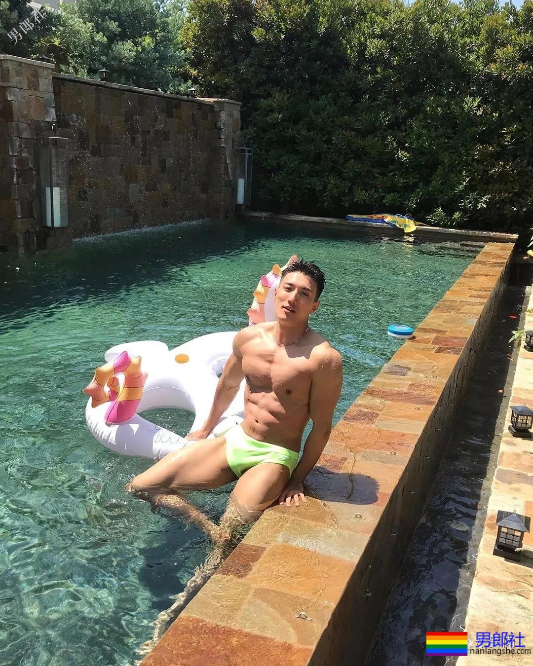 男模赵亮最新泳裤硬照一览，这谁能遭得住啊？ - 51虹马