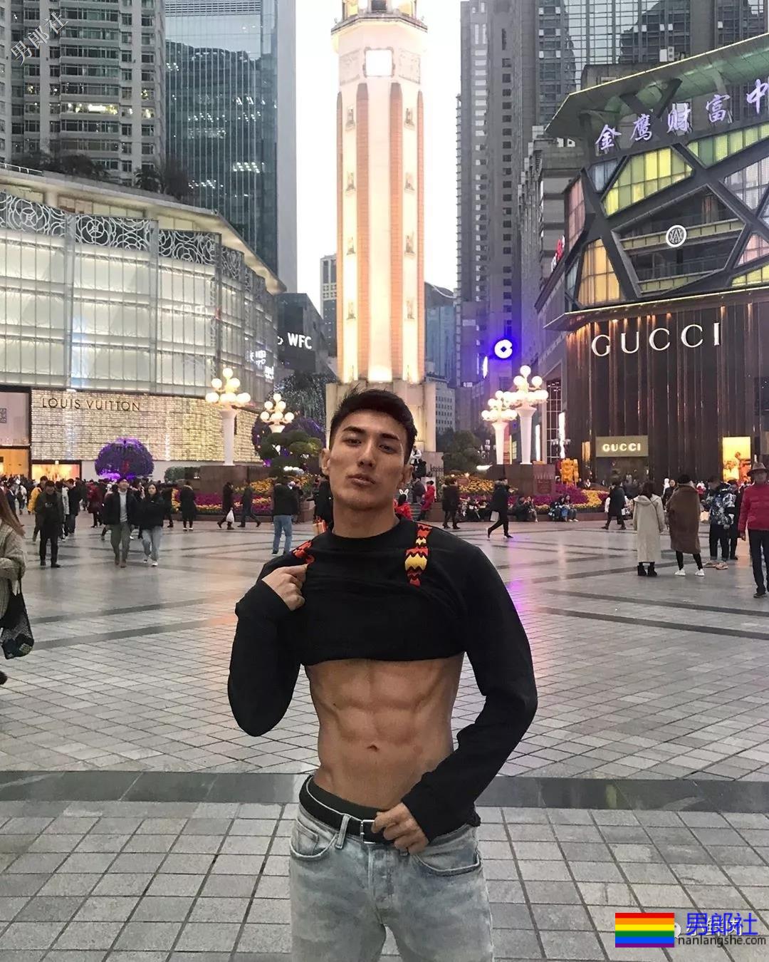 男模赵亮最新泳裤硬照一览，这谁能遭得住啊？ - 51虹马