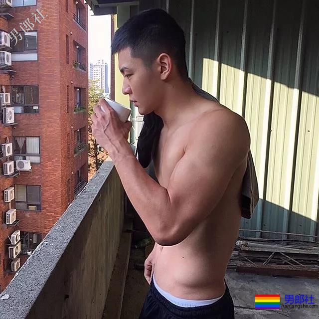 一身腱子肌肉的电线维修工，长得帅气动手能力超强！ - 51虹马