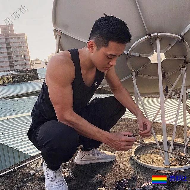 一身腱子肌肉的电线维修工，长得帅气动手能力超强！ - 51虹马