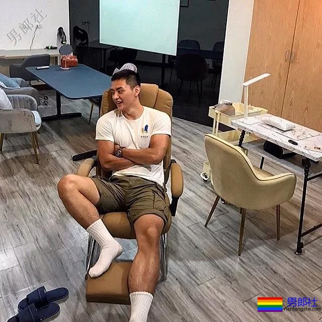 一身腱子肌肉的电线维修工，长得帅气动手能力超强！ - 51虹马