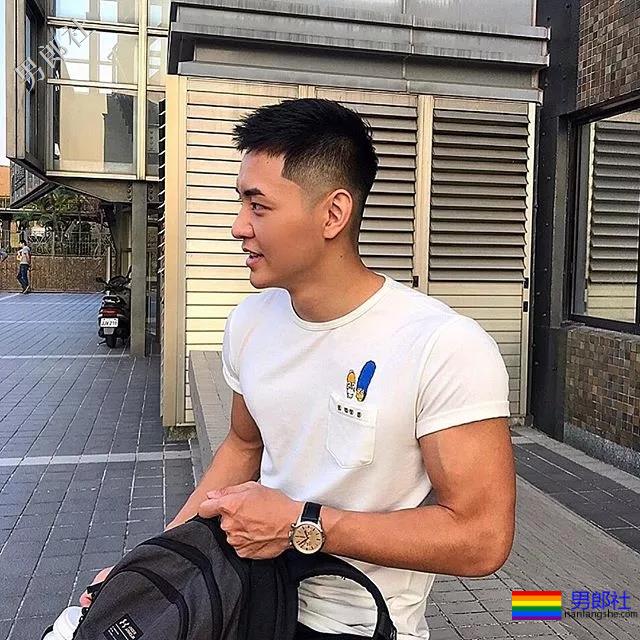 一身腱子肌肉的电线维修工，长得帅气动手能力超强！ - 51虹马