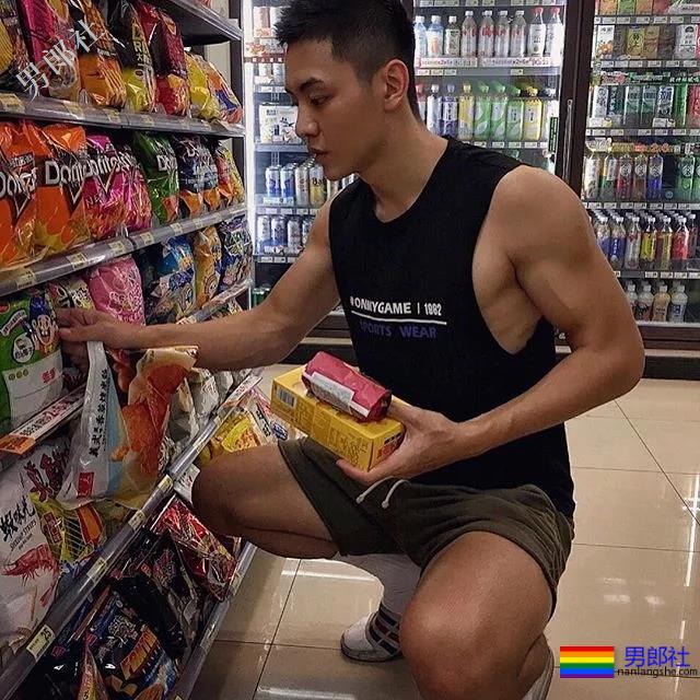 一身腱子肌肉的电线维修工，长得帅气动手能力超强！ - 51虹马