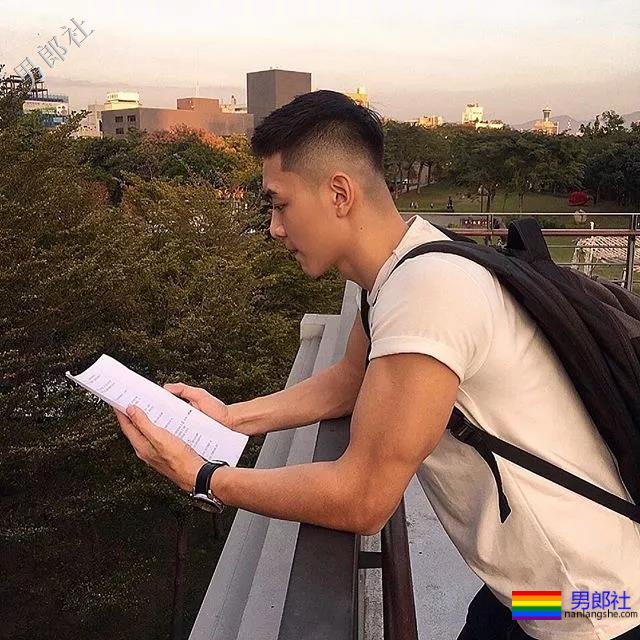 一身腱子肌肉的电线维修工，长得帅气动手能力超强！ - 51虹马