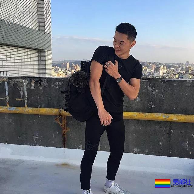 一身腱子肌肉的电线维修工，长得帅气动手能力超强！ - 51虹马