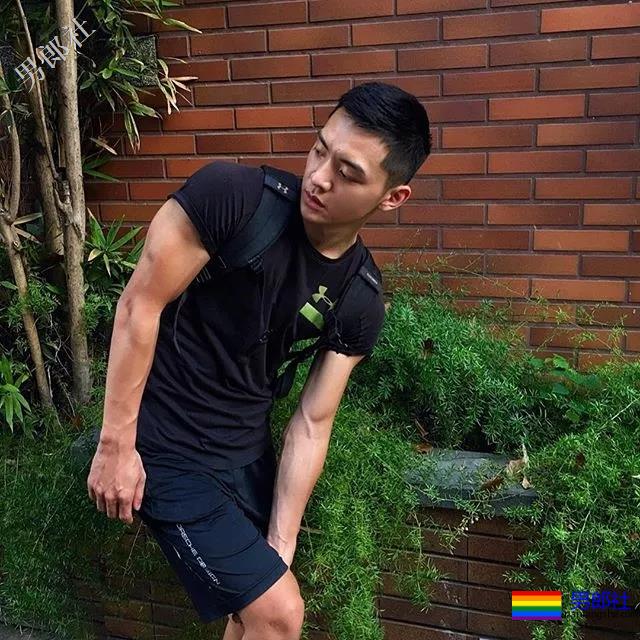 一身腱子肌肉的电线维修工，长得帅气动手能力超强！ - 51虹马