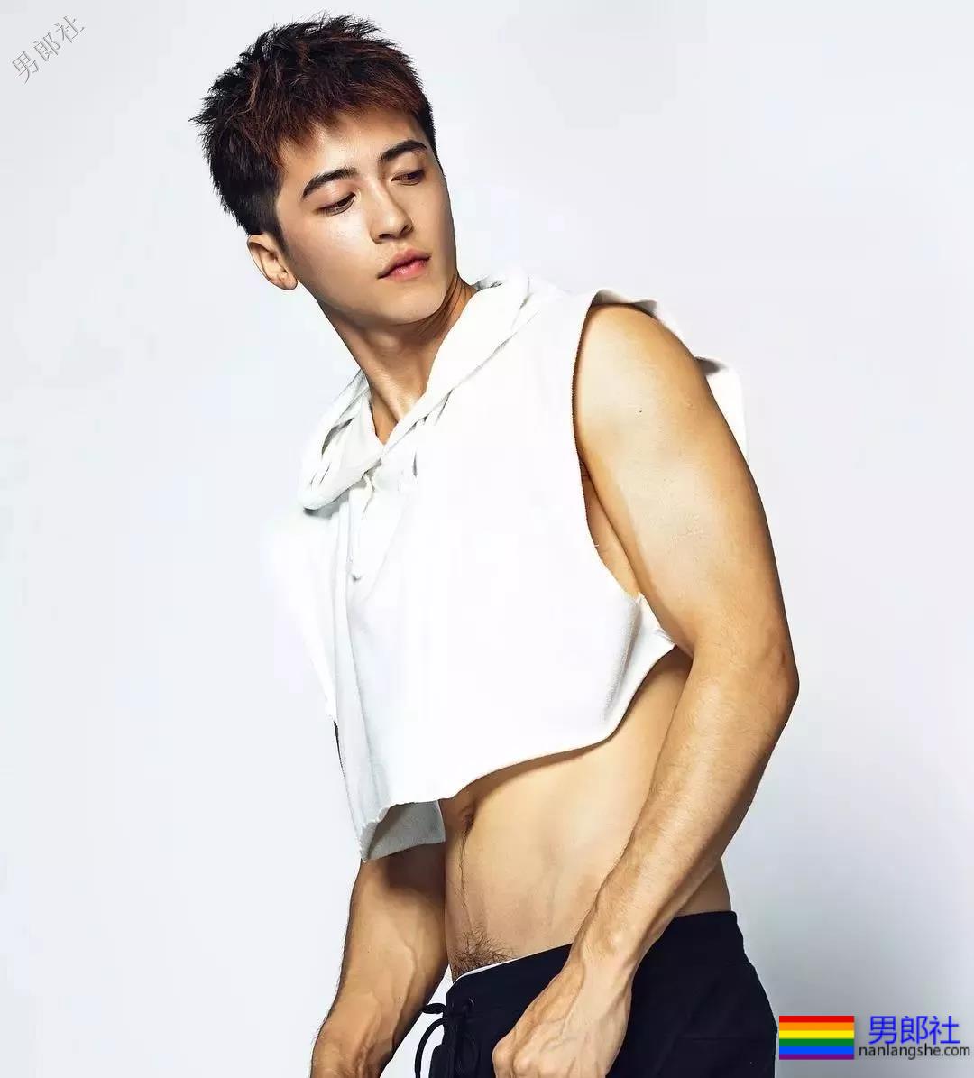 初夏的美好肉体合集！这些当红肌肉小狼狗，也太好看了吧！ - 51虹马