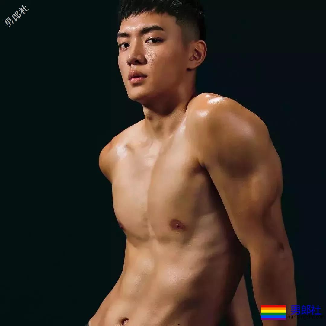 初夏的美好肉体合集！这些当红肌肉小狼狗，也太好看了吧！ - 51虹马