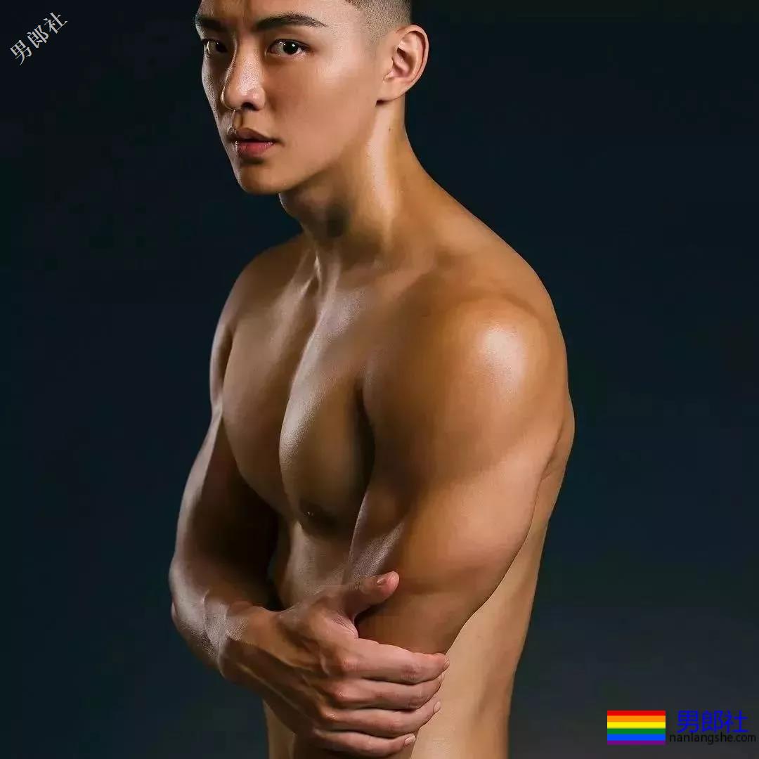 初夏的美好肉体合集！这些当红肌肉小狼狗，也太好看了吧！ - 51虹马