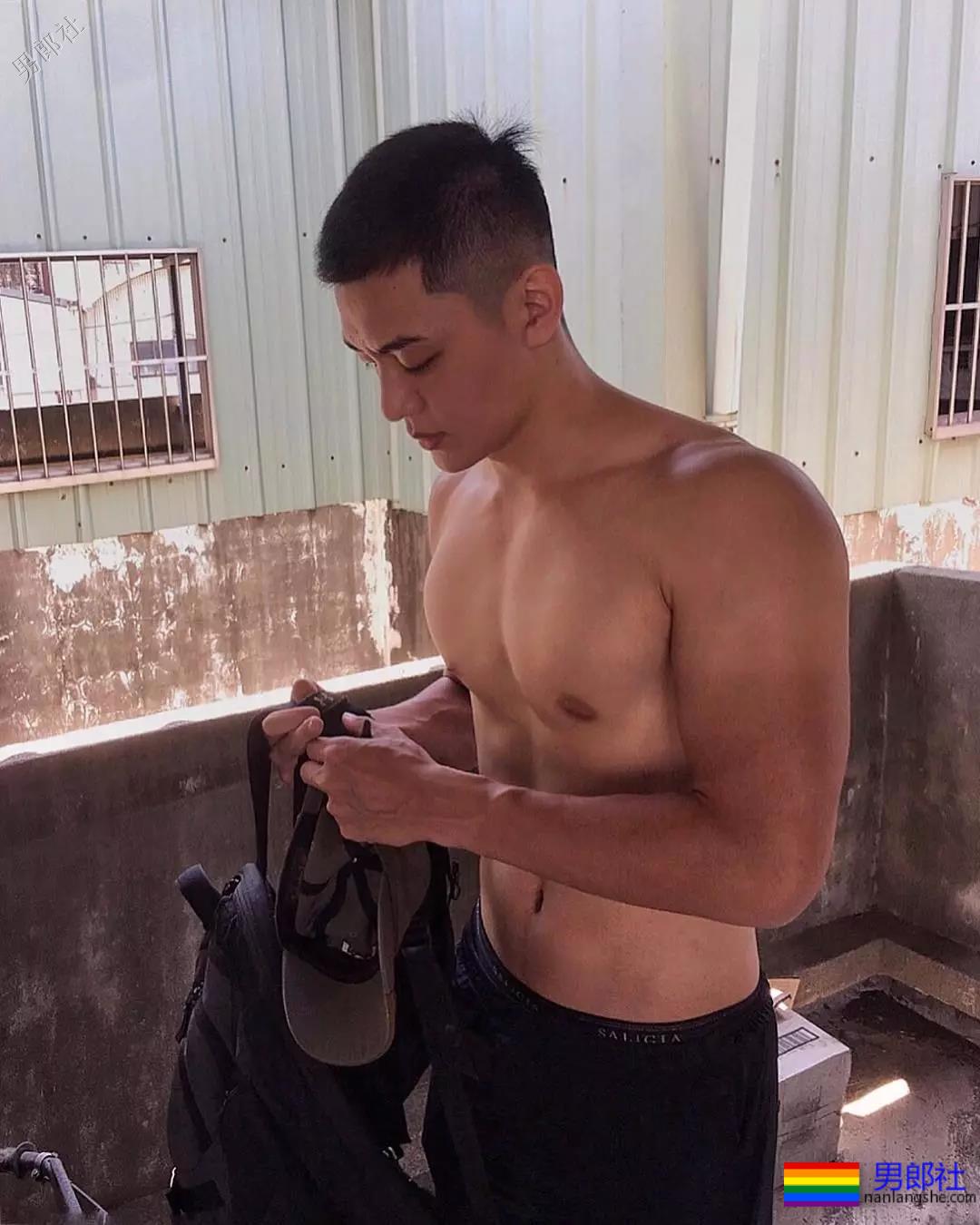 初夏的美好肉体合集！这些当红肌肉小狼狗，也太好看了吧！ - 51虹马