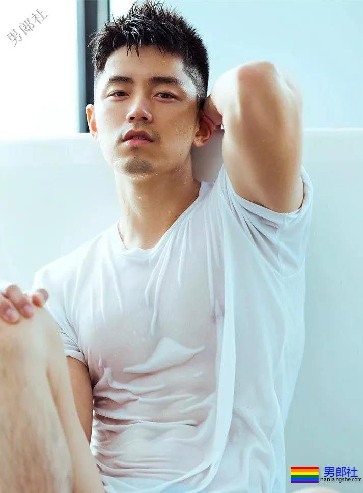 初夏的美好肉体合集！这些当红肌肉小狼狗，也太好看了吧！ - 51虹马