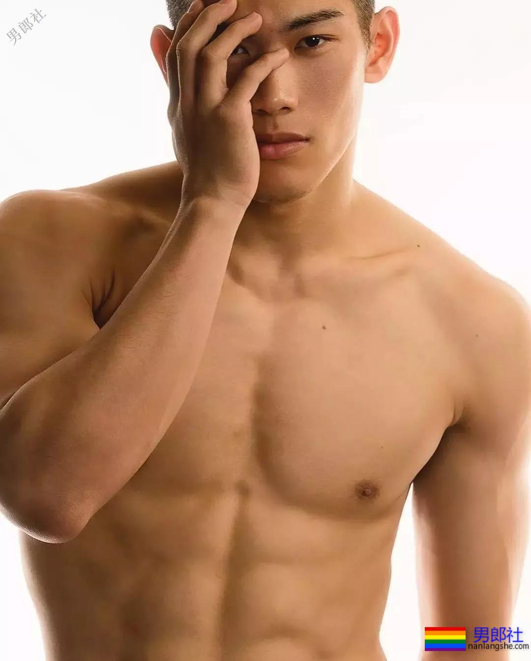 初夏的美好肉体合集！这些当红肌肉小狼狗，也太好看了吧！ - 51虹马