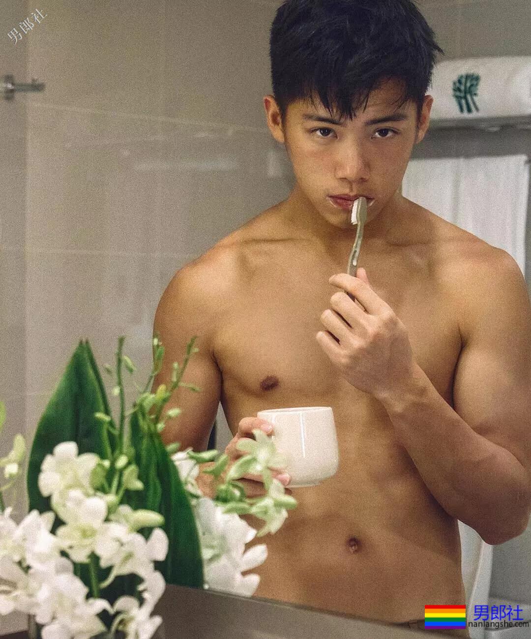 初夏的美好肉体合集！这些当红肌肉小狼狗，也太好看了吧！ - 51虹马