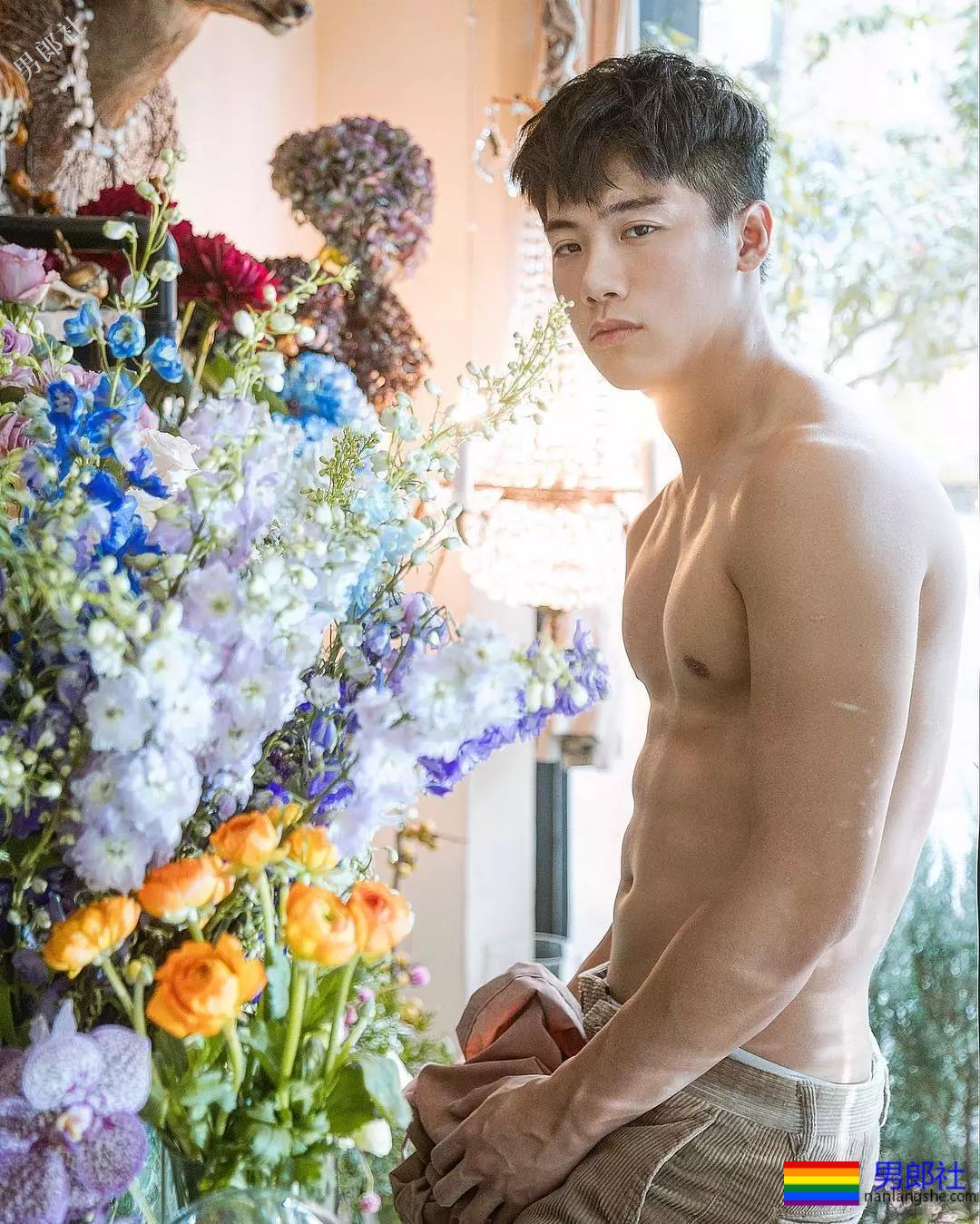 初夏的美好肉体合集！这些当红肌肉小狼狗，也太好看了吧！ - 51虹马