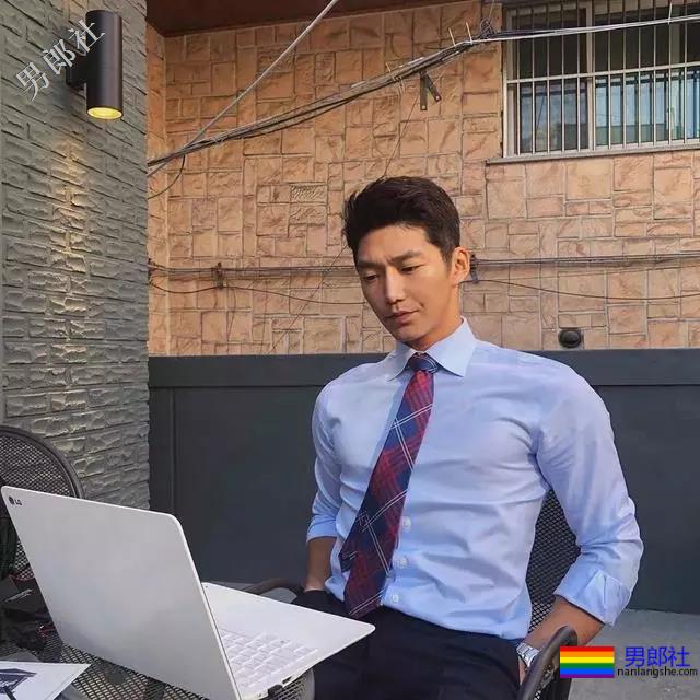 大胸肌泳裤男模轮廓太明显,大鼻子配腱子肉真是超可口 - 51虹马 大胸肌泳裤男模轮廓太明显,大鼻子配腱子肉真是超可口 - 51虹马