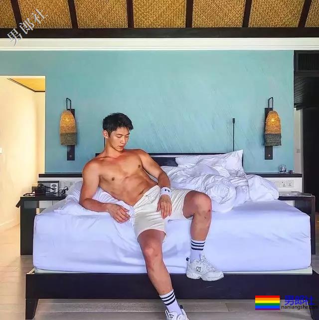 大胸肌泳裤男模轮廓太明显，大鼻子配腱子肉真是超可口 - 51虹马