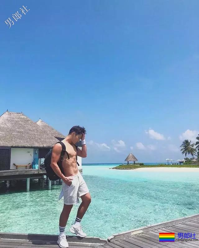 大胸肌泳裤男模轮廓太明显，大鼻子配腱子肉真是超可口 - 51虹马