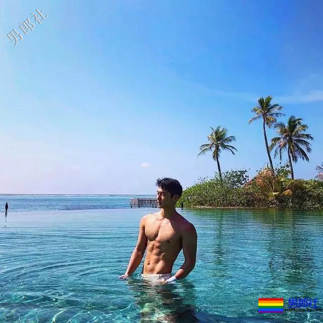 大胸肌泳裤男模轮廓太明显，大鼻子配腱子肉真是超可口 - 51虹马