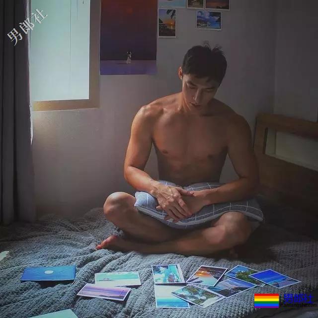 大胸肌泳裤男模轮廓太明显，大鼻子配腱子肉真是超可口 - 51虹马