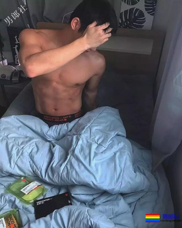 大胸肌泳裤男模轮廓太明显，大鼻子配腱子肉真是超可口 - 51虹马