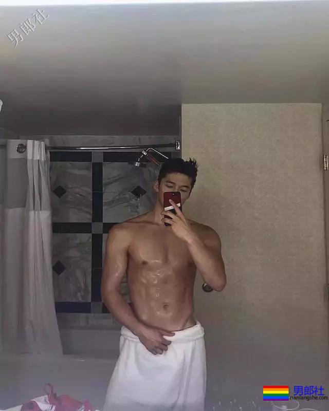 大胸肌泳裤男模轮廓太明显，大鼻子配腱子肉真是超可口 - 51虹马