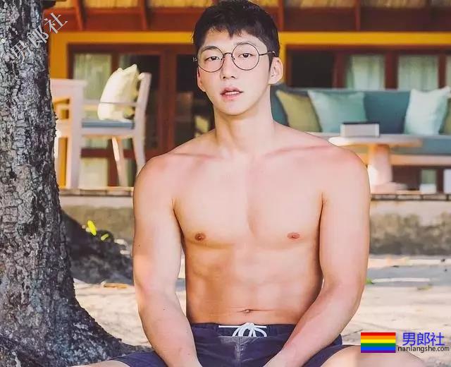 大胸肌泳裤男模轮廓太明显，大鼻子配腱子肉真是超可口 - 51虹马