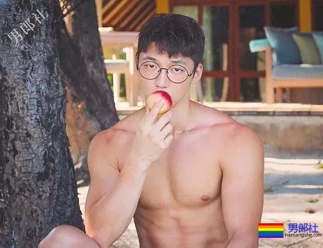 大胸肌泳裤男模轮廓太明显，大鼻子配腱子肉真是超可口 - 51虹马