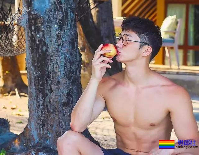 大胸肌泳裤男模轮廓太明显，大鼻子配腱子肉真是超可口 - 51虹马