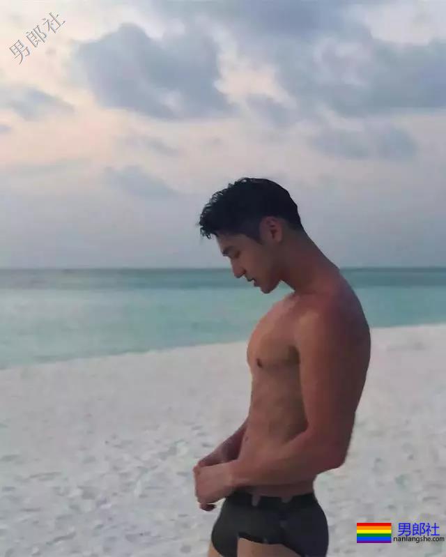 大胸肌泳裤男模轮廓太明显，大鼻子配腱子肉真是超可口 - 51虹马