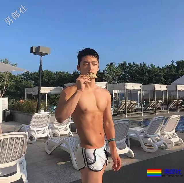 大胸肌泳裤男模轮廓太明显，大鼻子配腱子肉真是超可口 - 51虹马