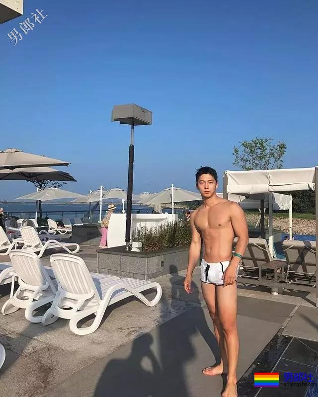 大胸肌泳裤男模轮廓太明显，大鼻子配腱子肉真是超可口 - 51虹马