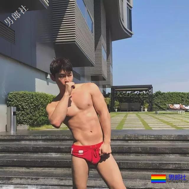 大胸肌泳裤男模轮廓太明显，大鼻子配腱子肉真是超可口 - 51虹马