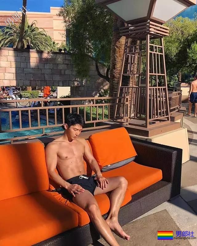 大胸肌泳裤男模轮廓太明显，大鼻子配腱子肉真是超可口 - 51虹马