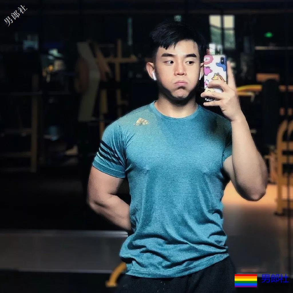 超A大胸肌网红博主，鲜美肉壮身材big腿肌，太养眼了吧~ - 51虹马