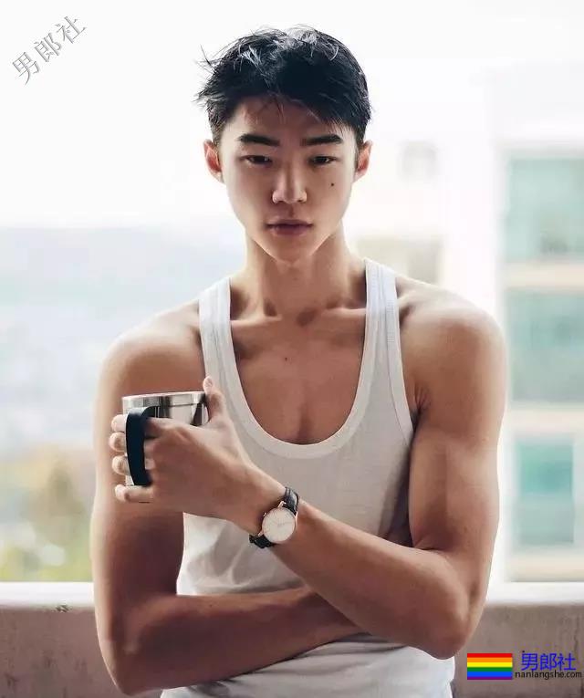 99年混血小狼狗酷似刘宪华，床上写真露内裤边 - 51虹马