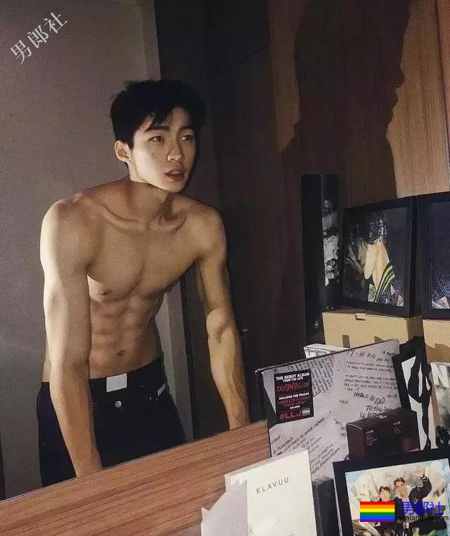 99年混血小狼狗酷似刘宪华，床上写真露内裤边 - 51虹马