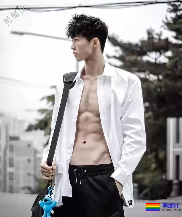 99年混血小狼狗酷似刘宪华，床上写真露内裤边 - 51虹马