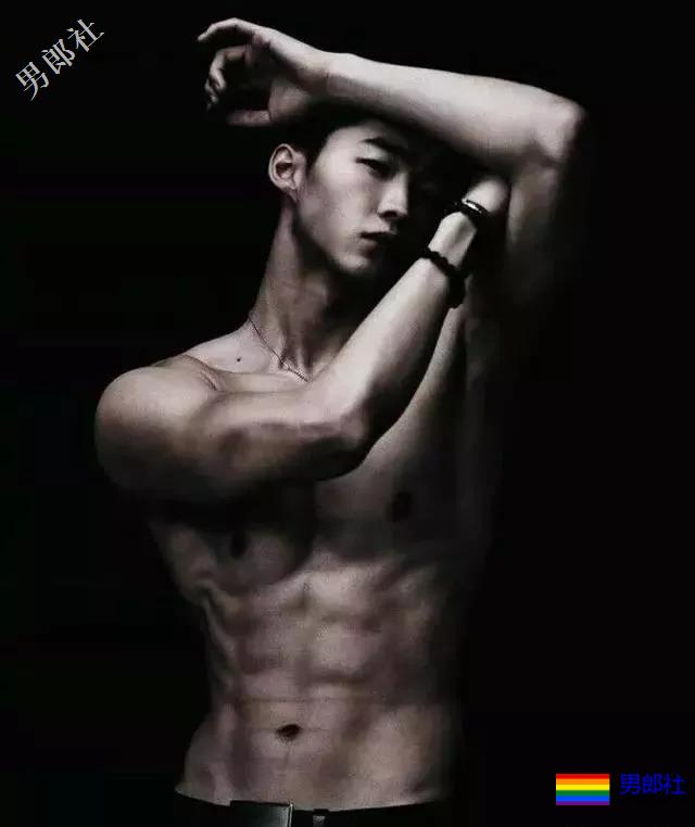 99年混血小狼狗酷似刘宪华，床上写真露内裤边 - 51虹马