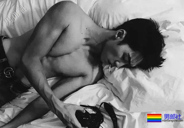 99年混血小狼狗酷似刘宪华，床上写真露内裤边 - 51虹马